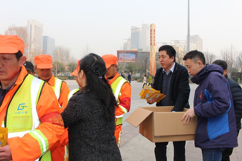 918博天堂集团开展“关爱环卫工人●暖心送口罩”公益活动