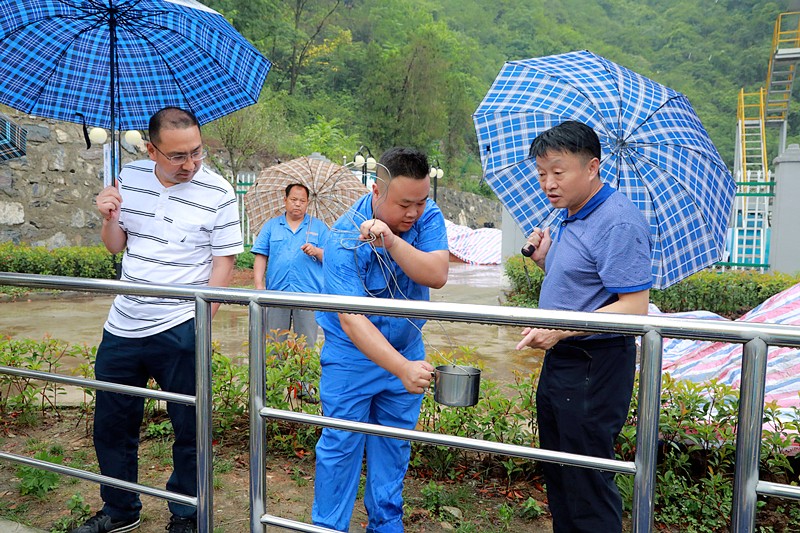 熊良虎在镇安污水处理厂调研时指出：：：以守护人民群众喝上清洁的水、、放心的水为出发点，，助力打好碧水守卫战