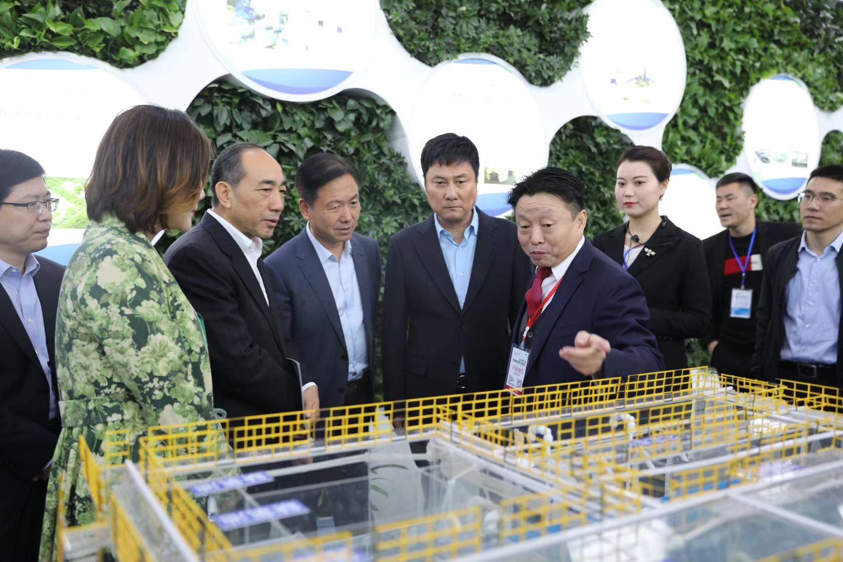 陕西省人大常委会副主任、、省总工会主席郭大为一行旅行我公司笔直流迷宫手艺