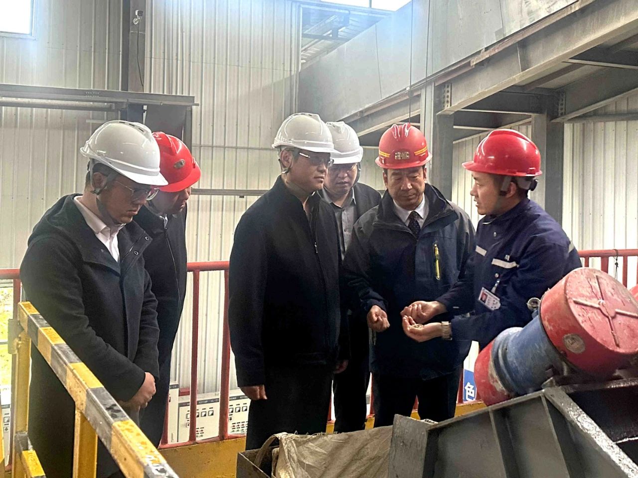 宋世杰赴水情形公司、、、鼎丰矿业公司项目一线调研