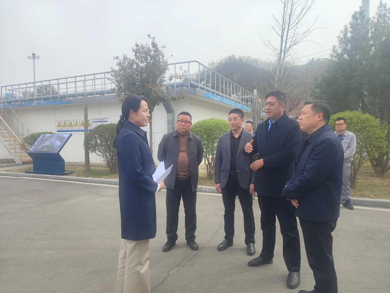 商南县委副书记、、县长刘华到水情形公司商南县污水处理厂调研
